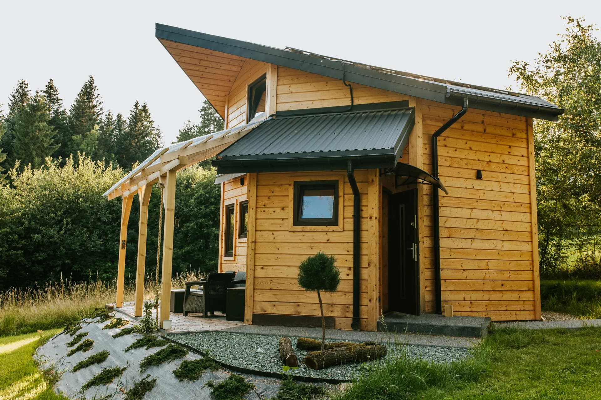 Domek Cisza Traw – widok z zewnątrz na tle lasu